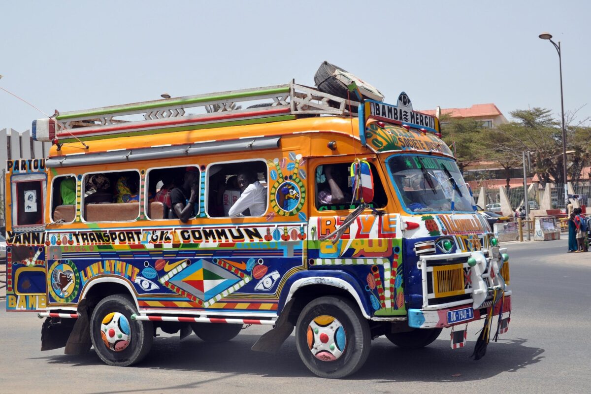 Bus traditionnel circulant dans les rues de Dakar au Sénégal