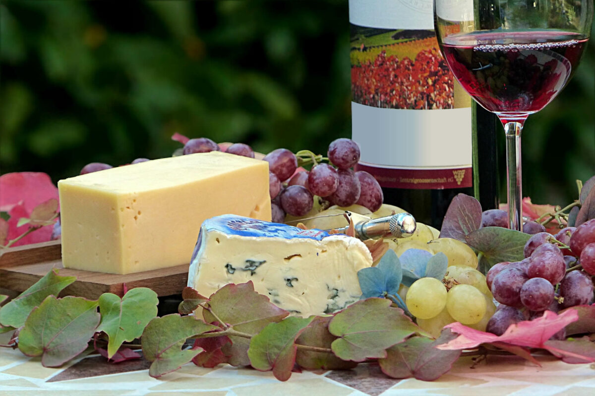 Produits du terroir français avec vin, pain et spécialités artisanales
