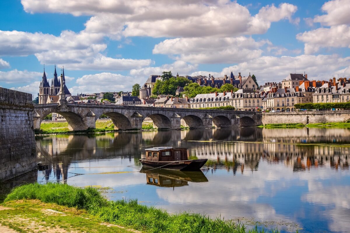 Ville ligérienne en bord de Loire illustrant le patrimoine des régions françaises